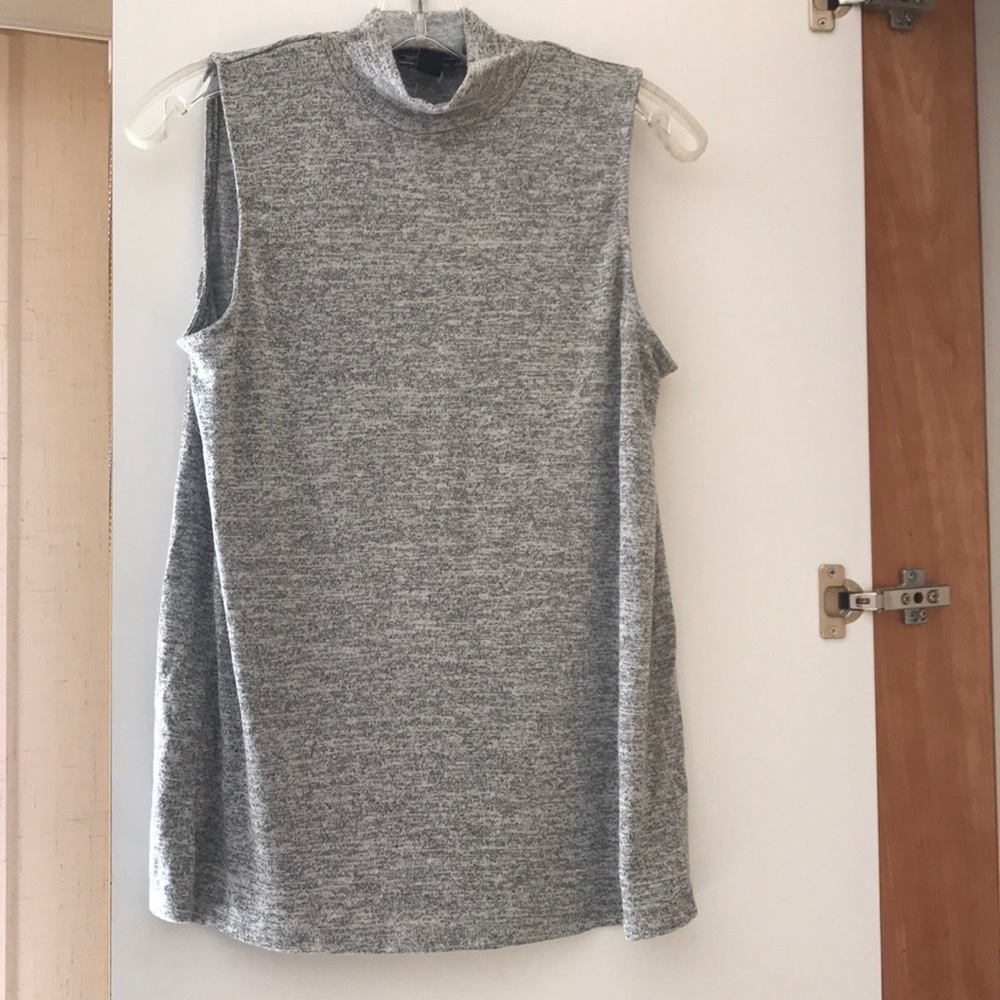 Pretty NWOT grey Gap turtle tunic in medium